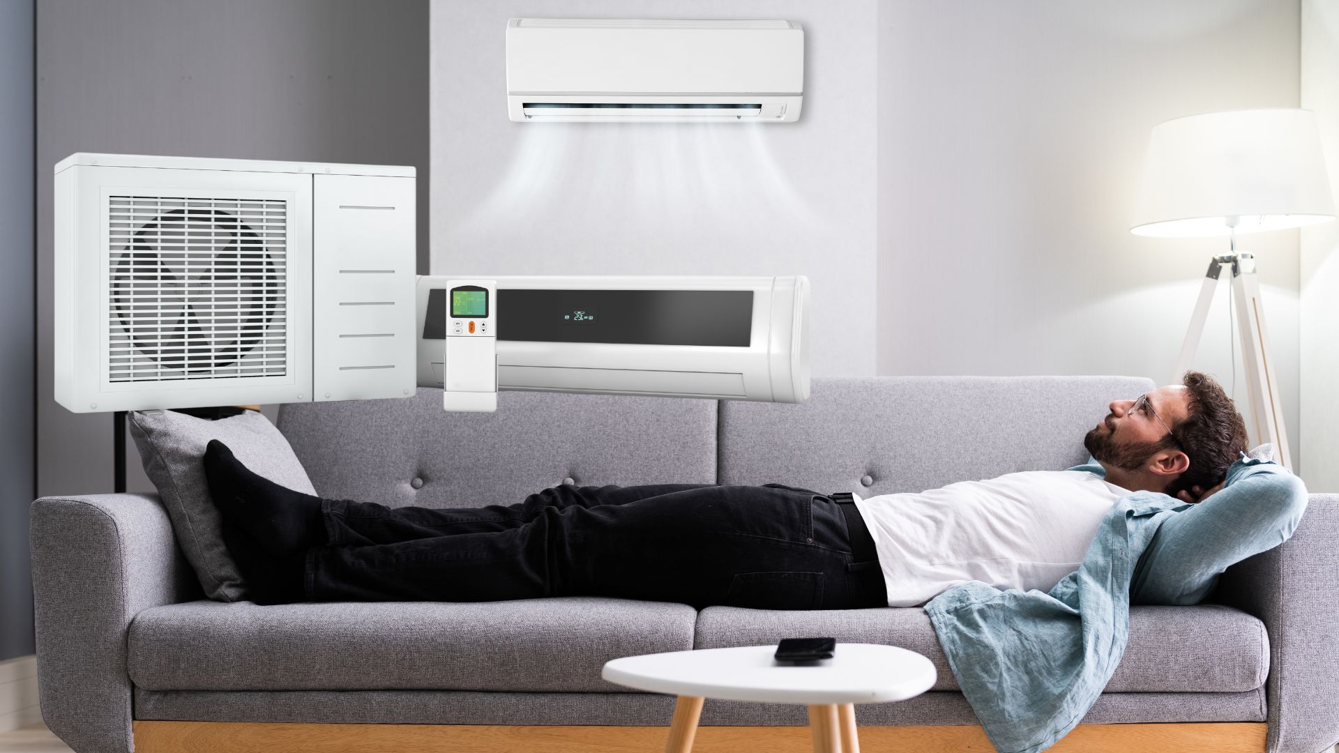 Homme détendu sur un canapé sous une unité de climatisation split system, profitant d'un air frais et confortable dans son salon.
