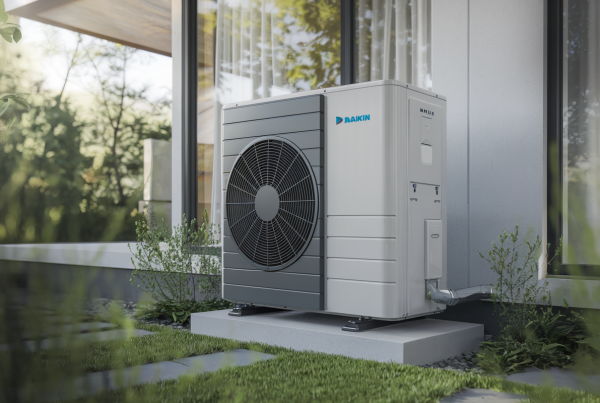 Pompe à chaleur Daikin installée devant une maison moderne